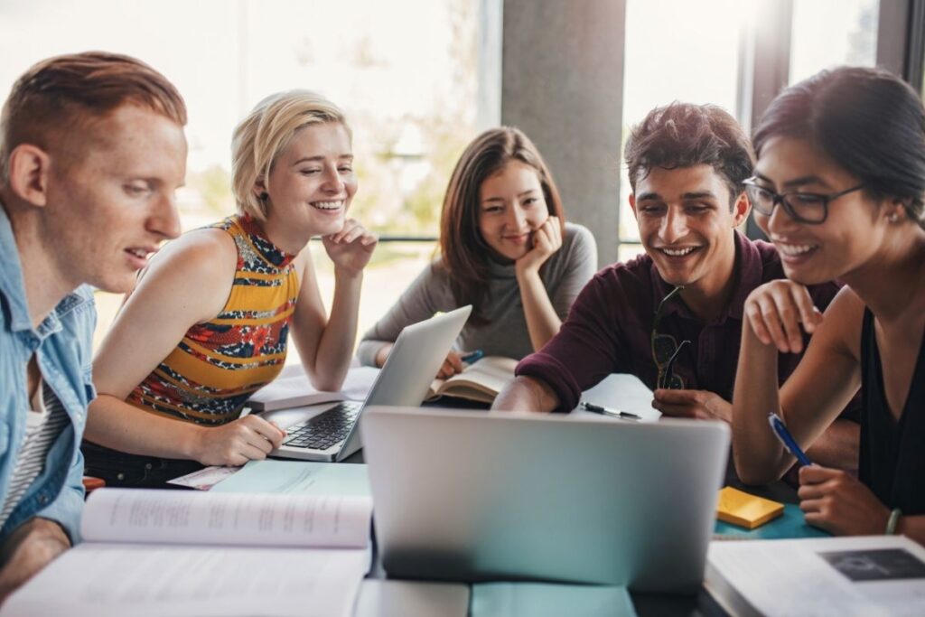 Deutschlehrerin im Online-Unterricht für Prüfungsvorbereitung
